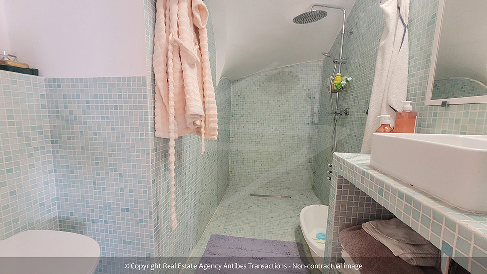 view of the bathroom of the flat