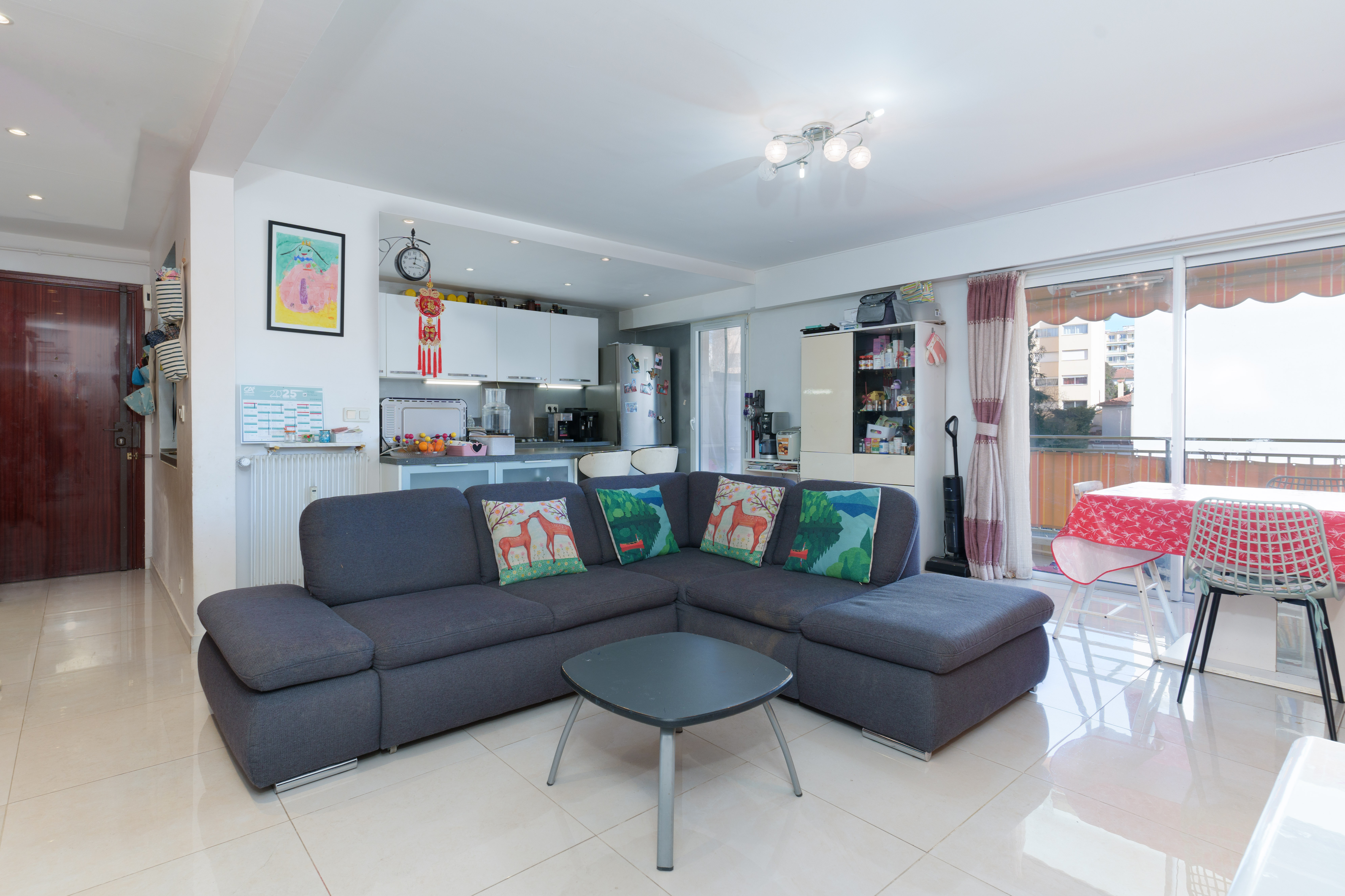 vue du salon / salle à manger et de la cuisine ouverte de l'appartement