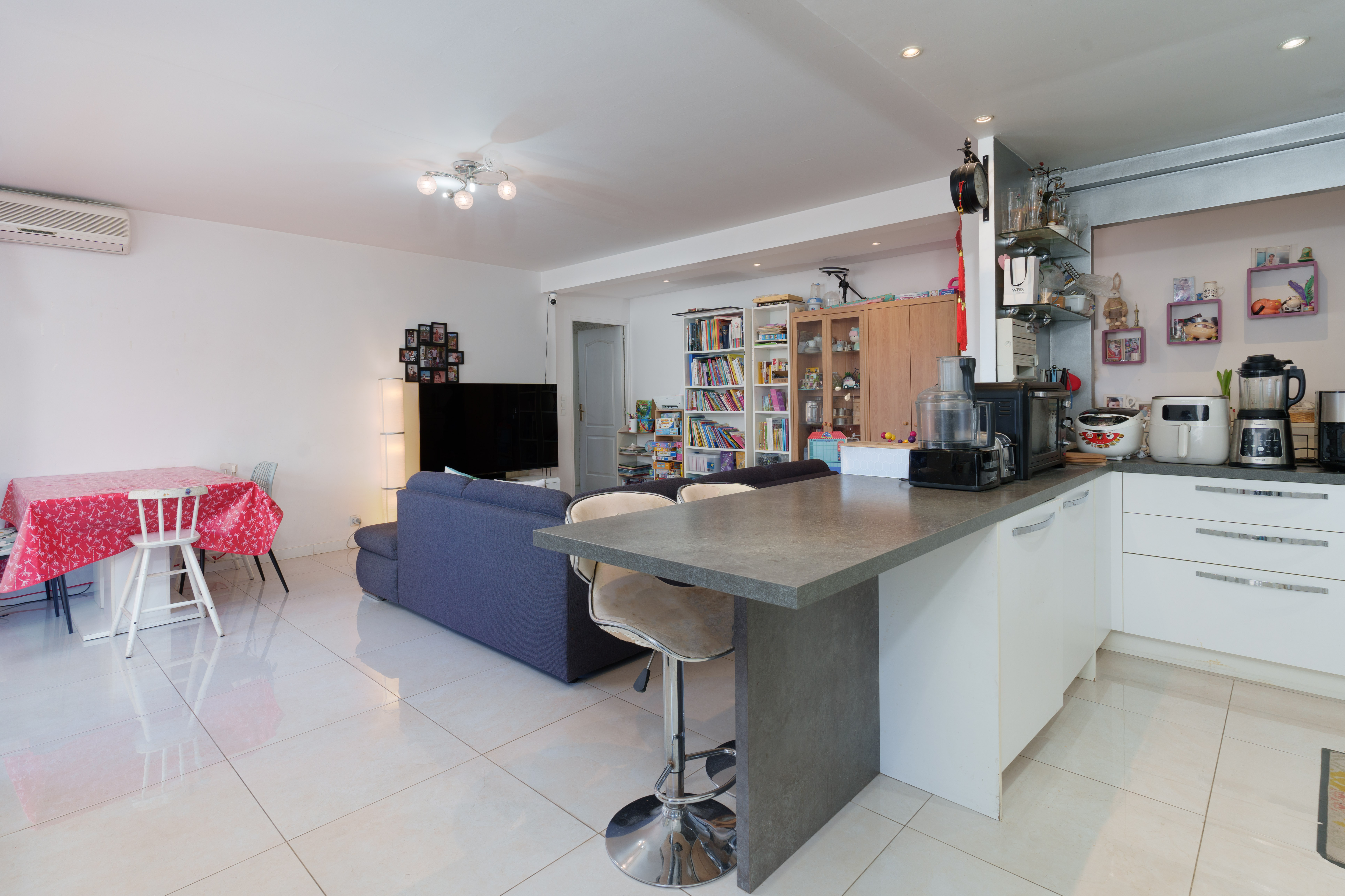 vue du salon / salle à manger et de la cuisine ouverte de l'appartement