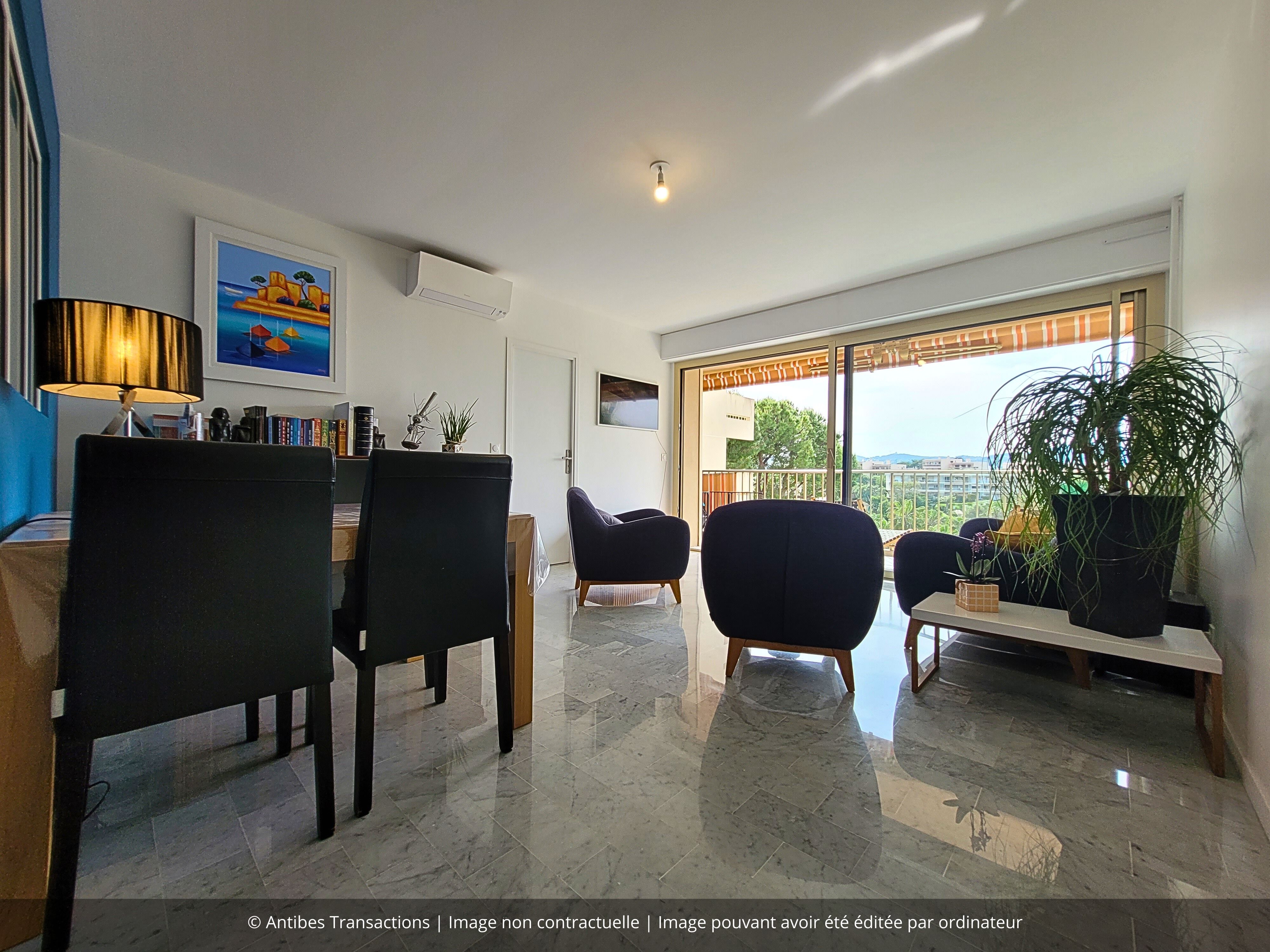 Vue du salon de l'appartement 