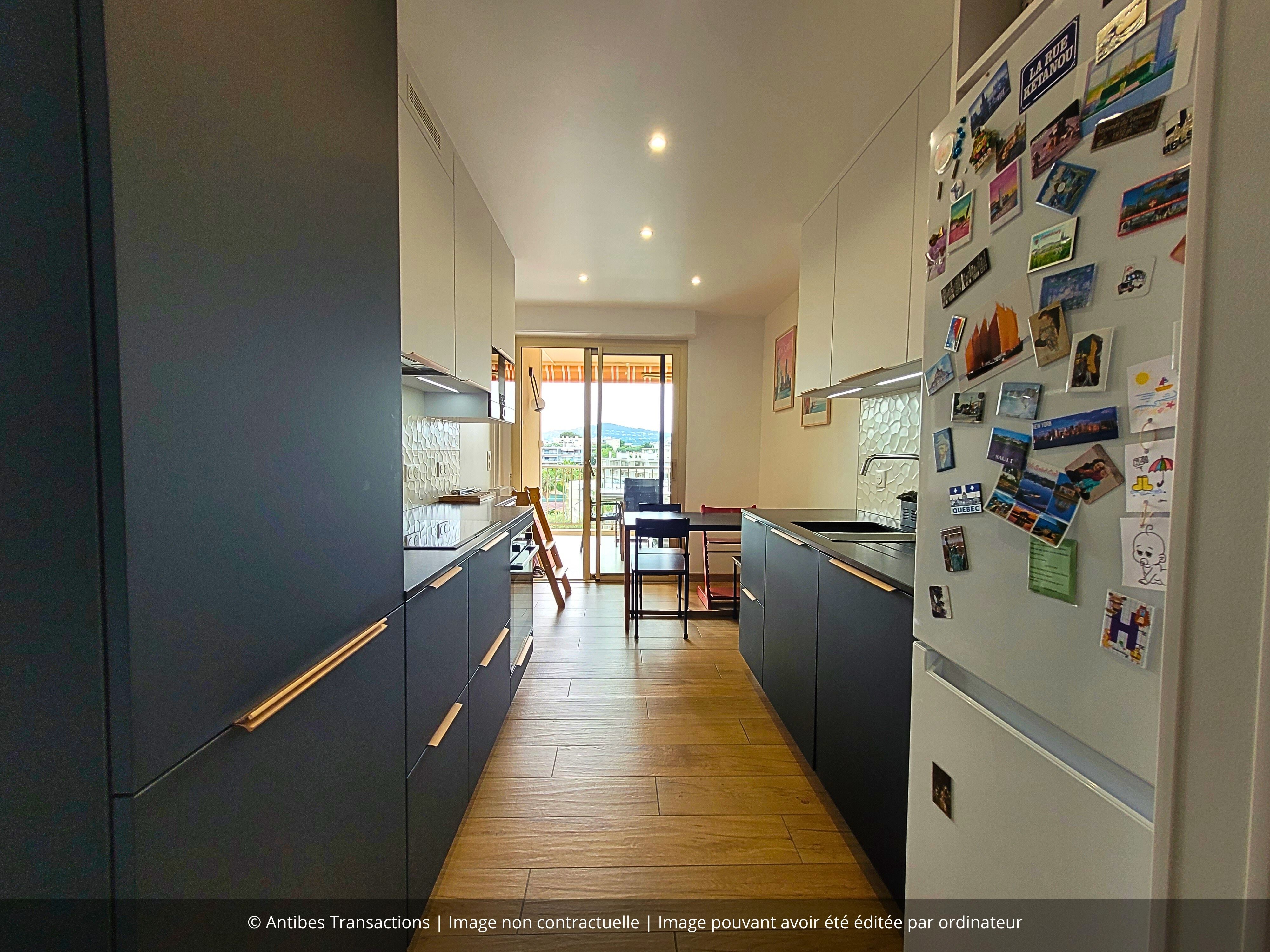 Vue de la cuisine dinatoire de l'appartement