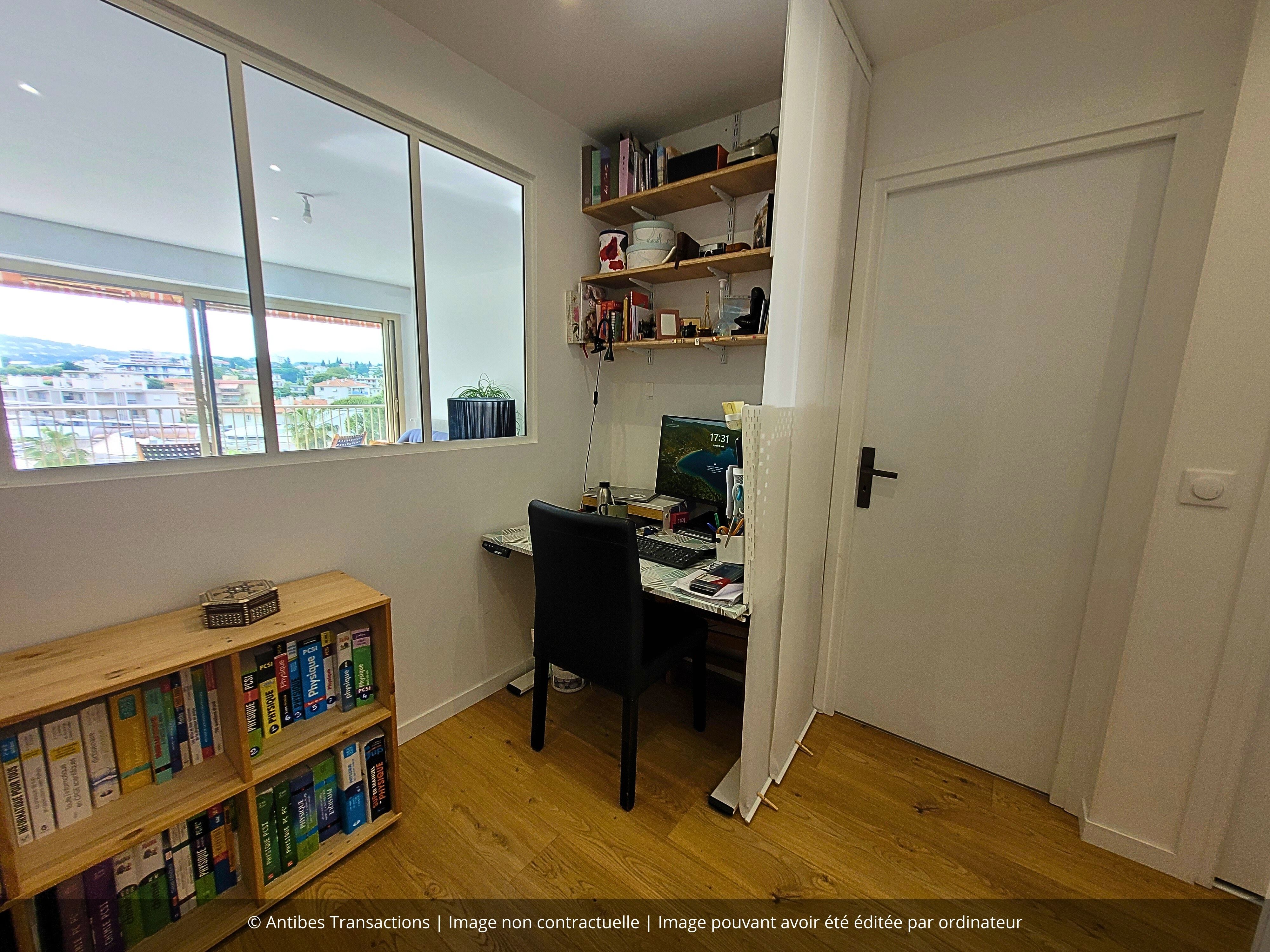 Vue de l'espace bureau de l'appartement