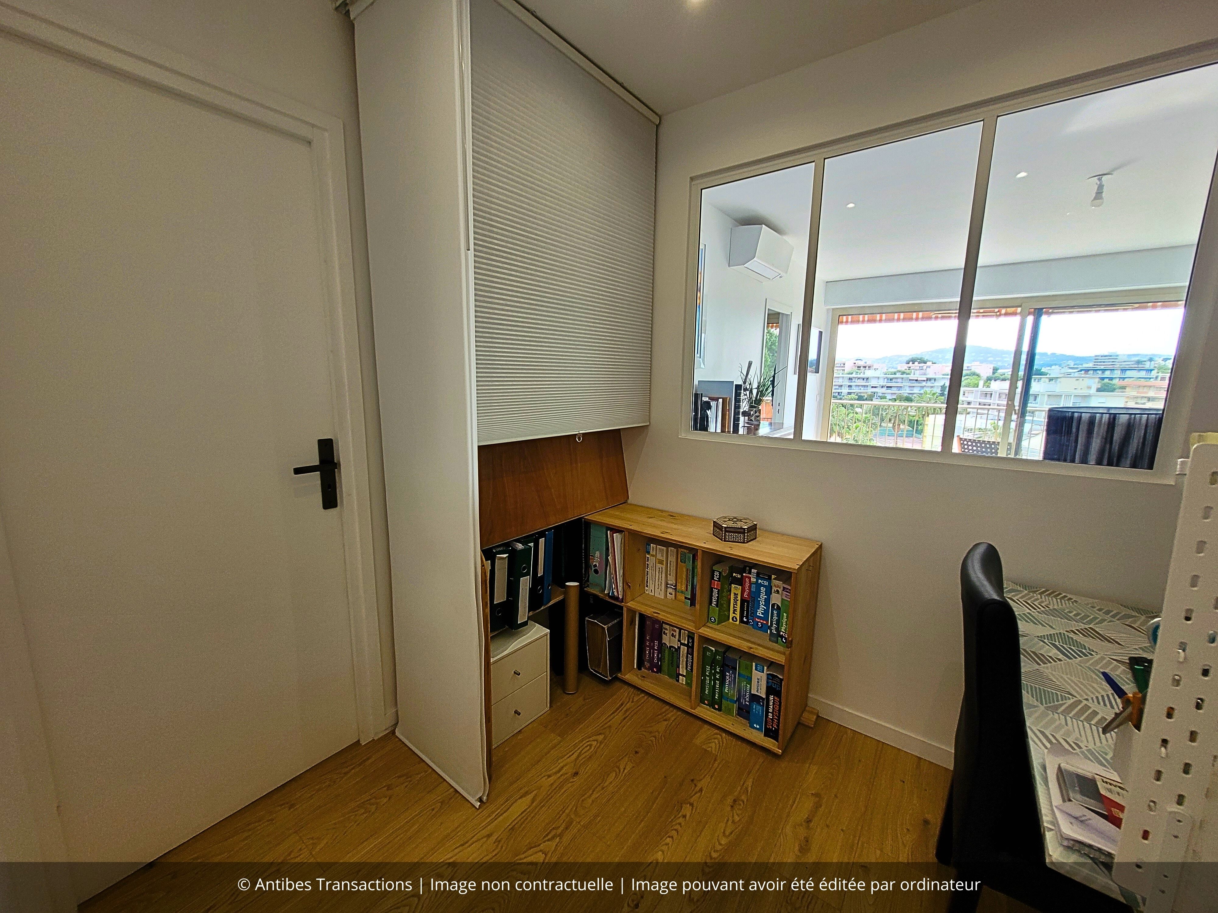 Vue de l'espace bureau de l'appartement