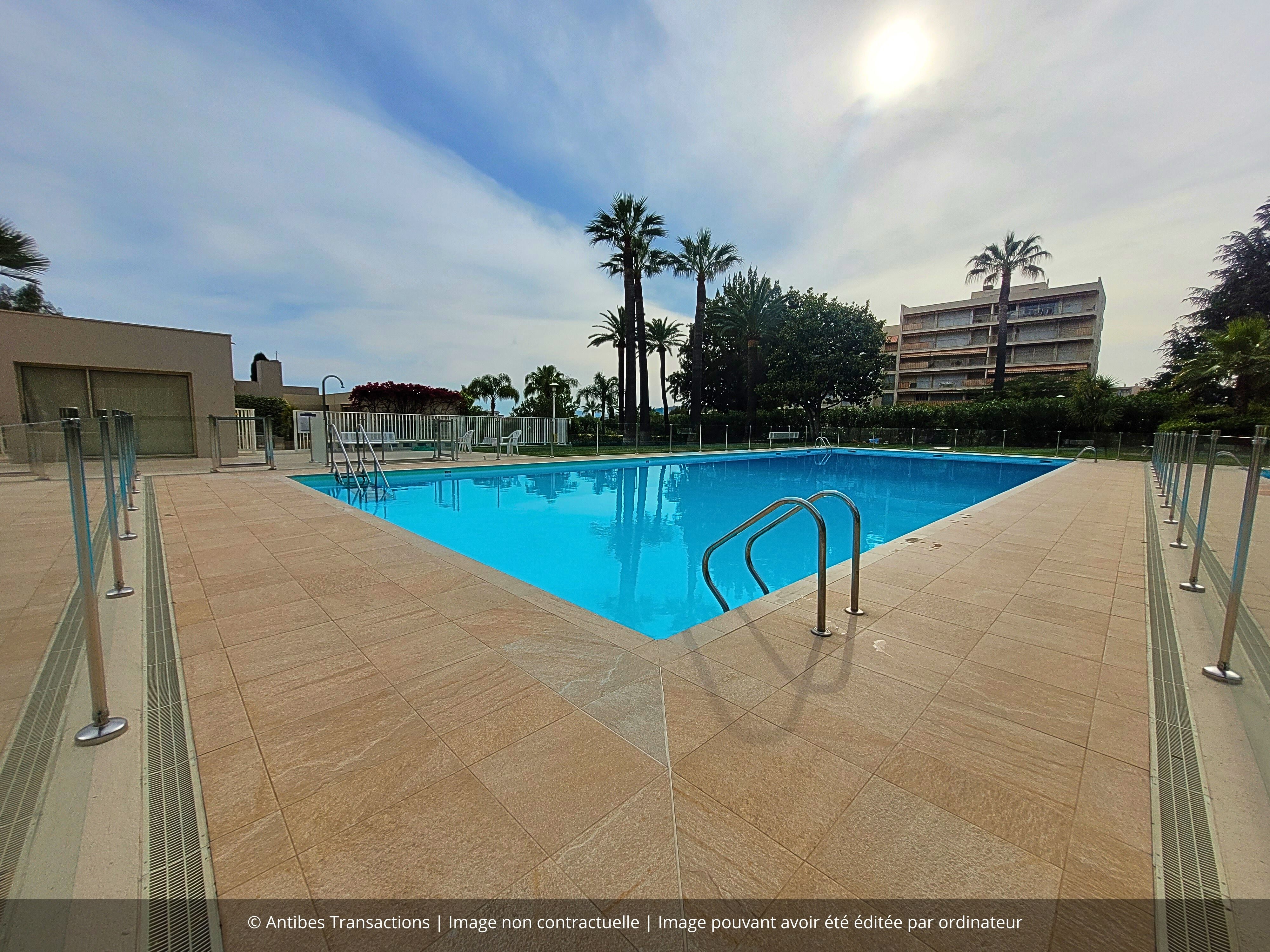 Vue d'une des piscines de la résidence