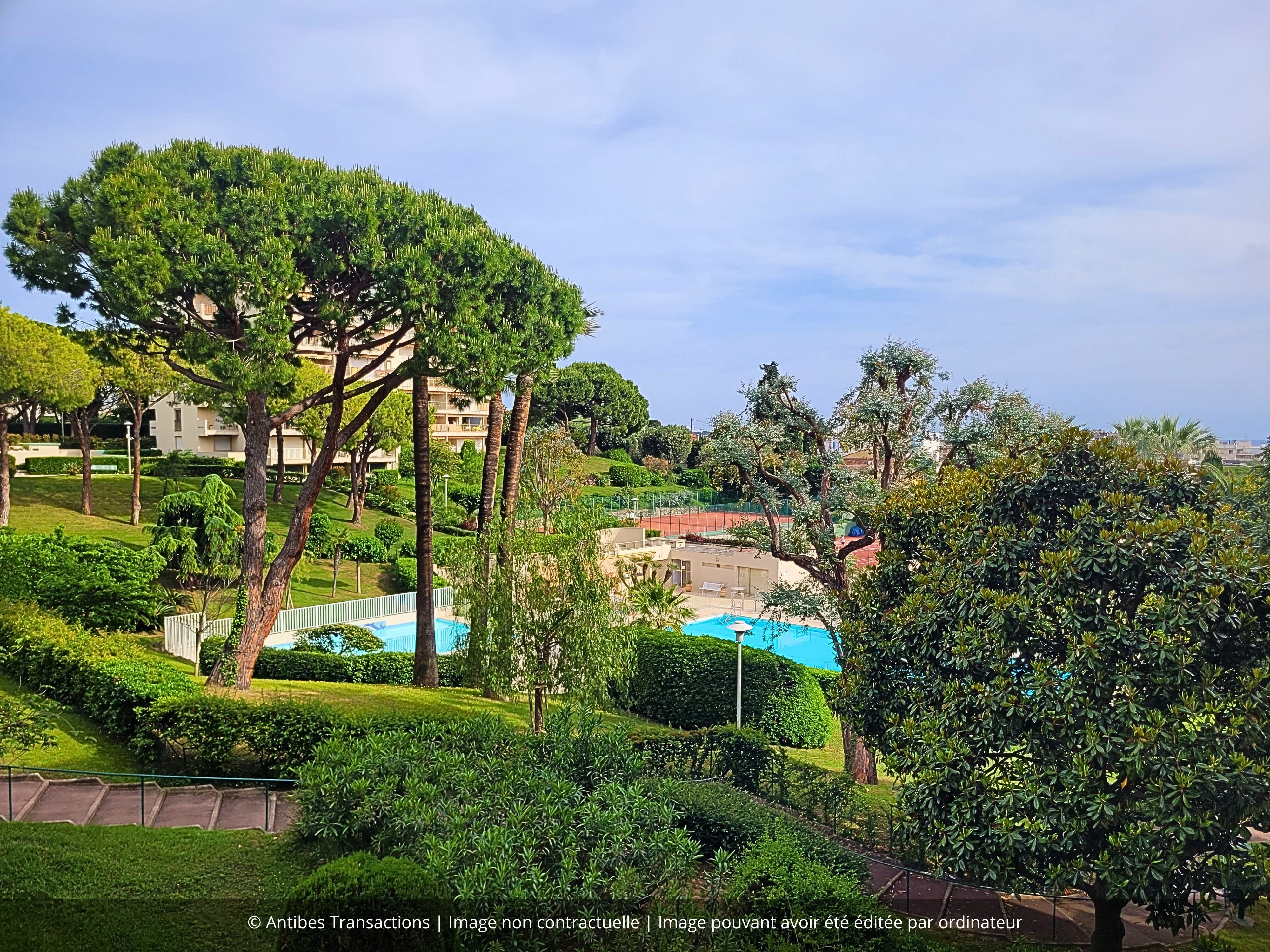 Vue des piscines de la résidence
