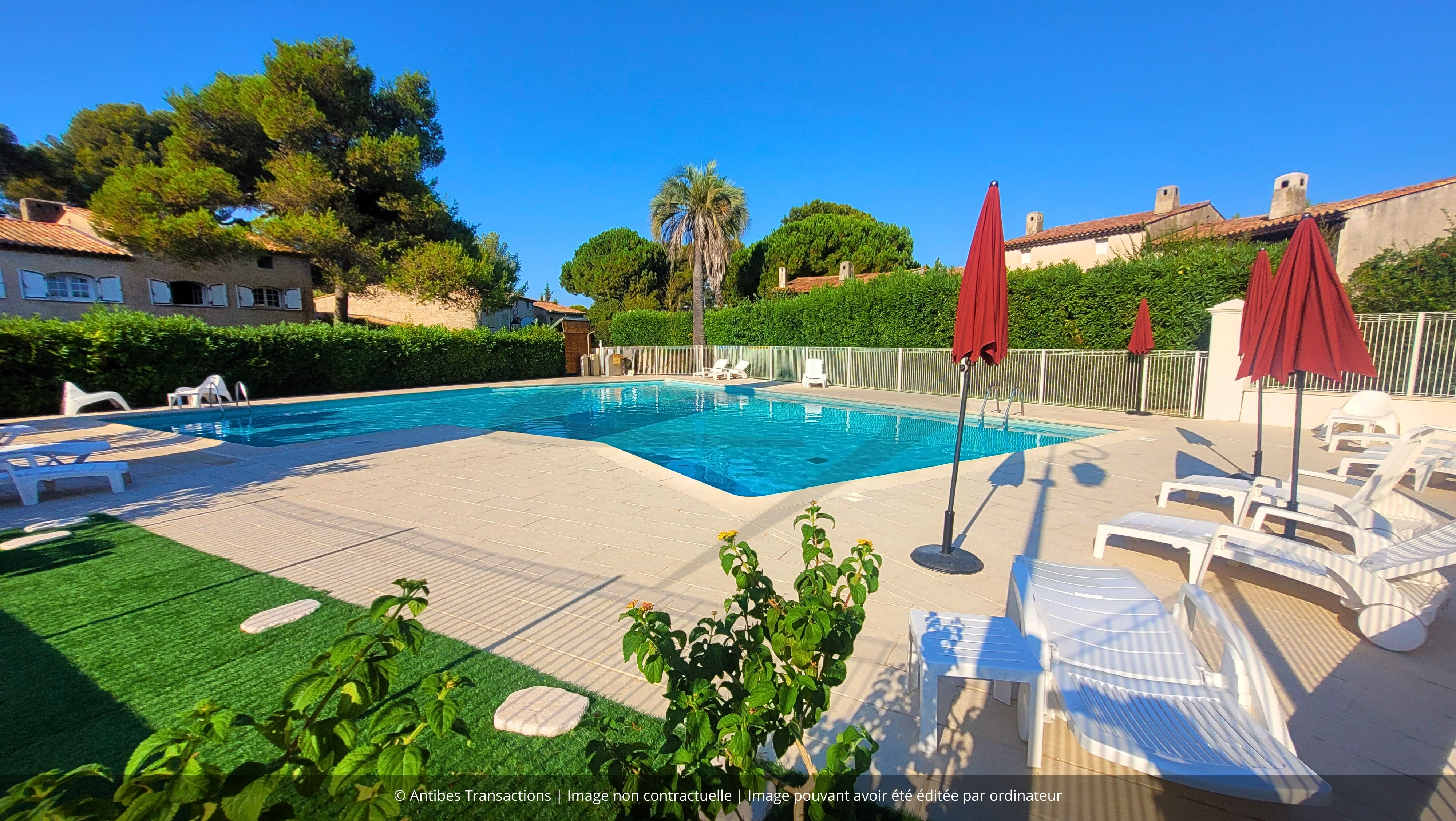 vue d'une des piscines dans la résidence