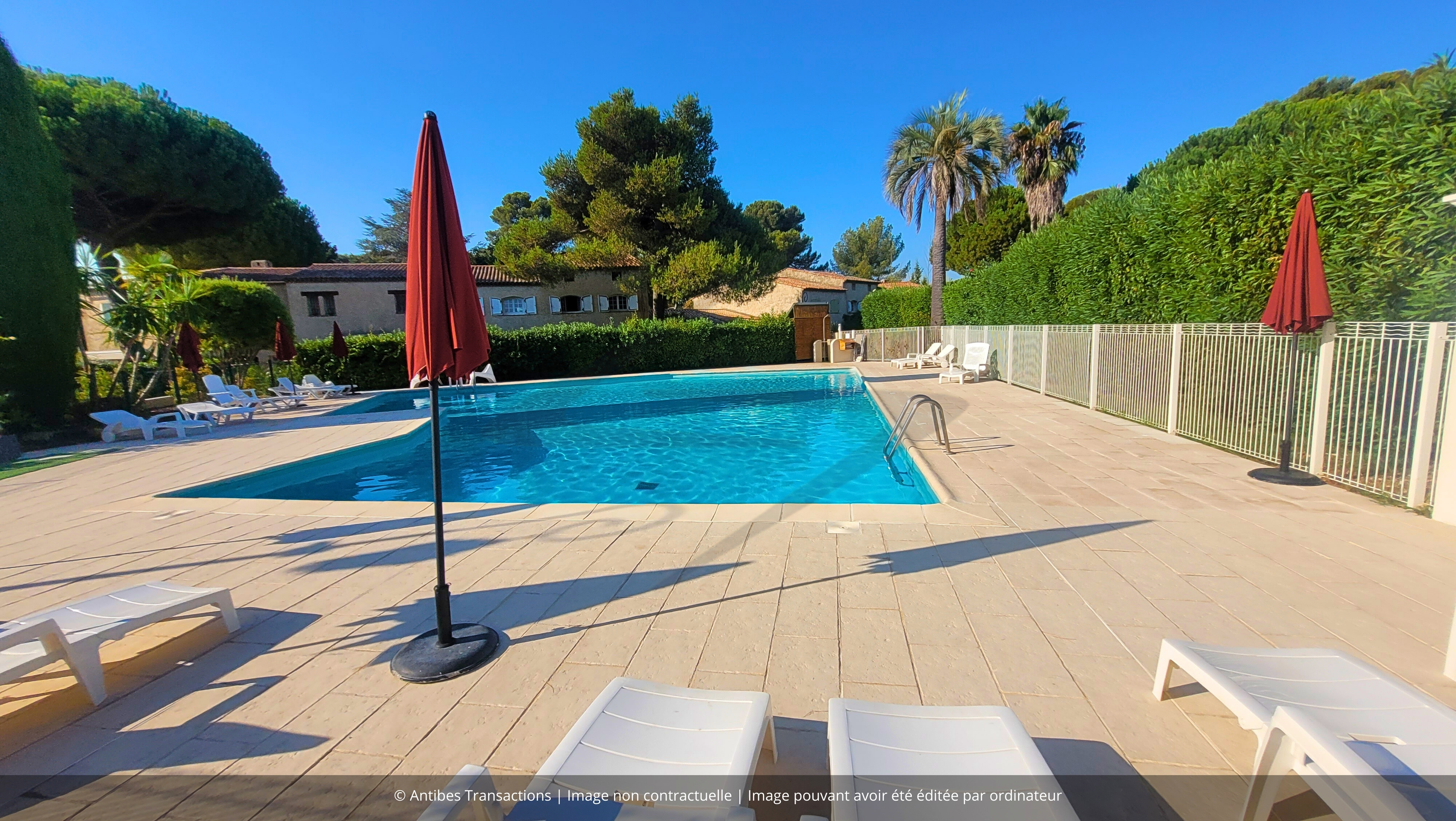 vue d'une des piscines dans la résidence