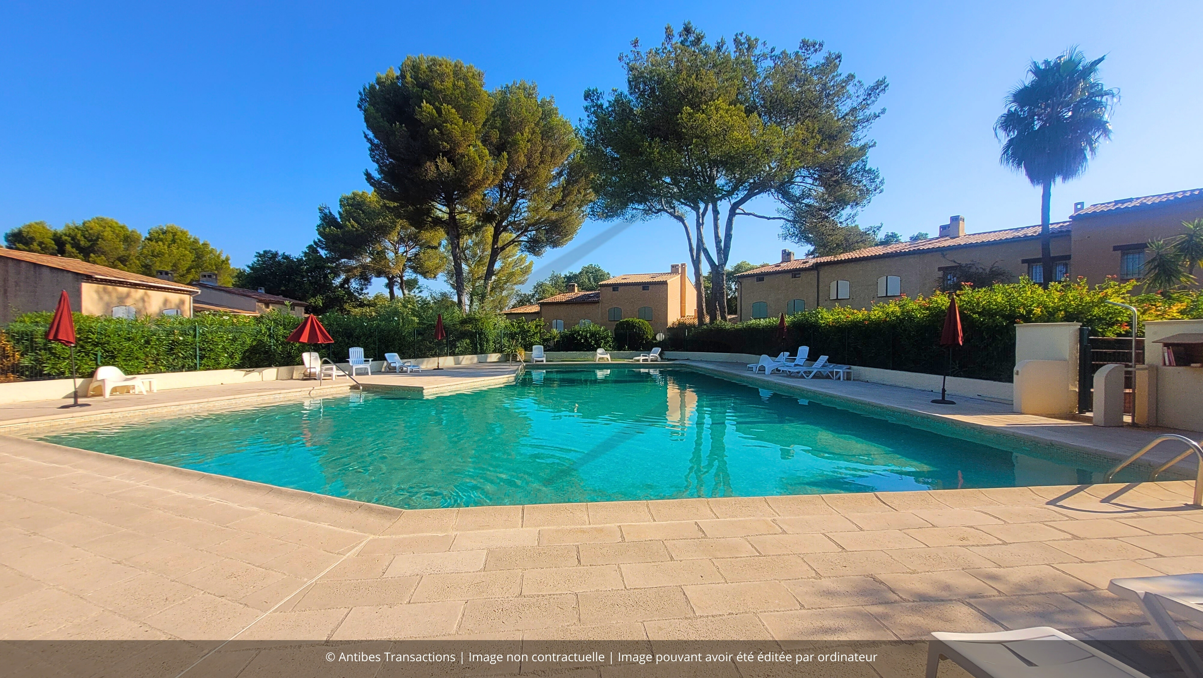 vue d'une des piscines dans la résidence