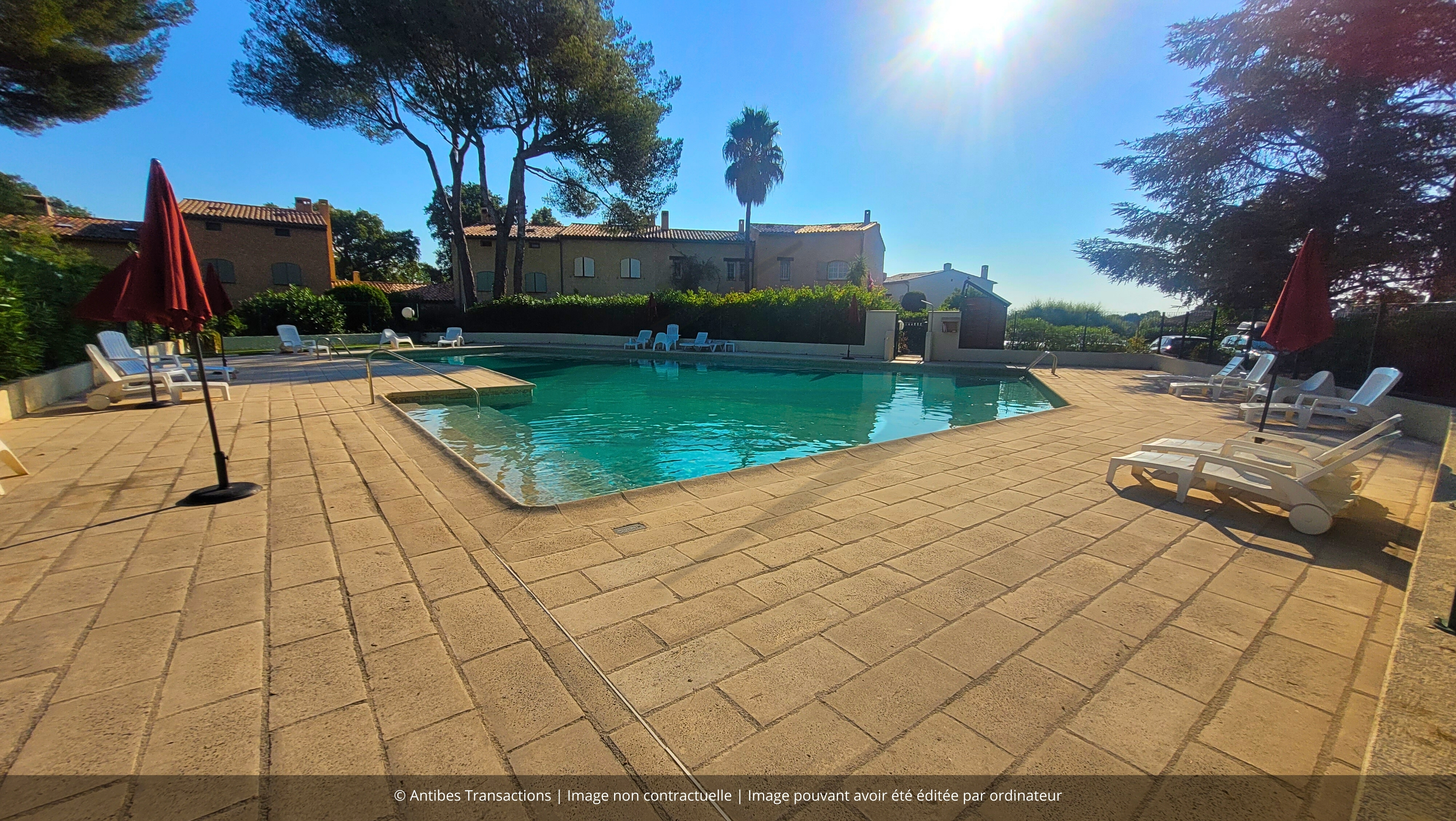 vue d'une des piscines dans la résidence