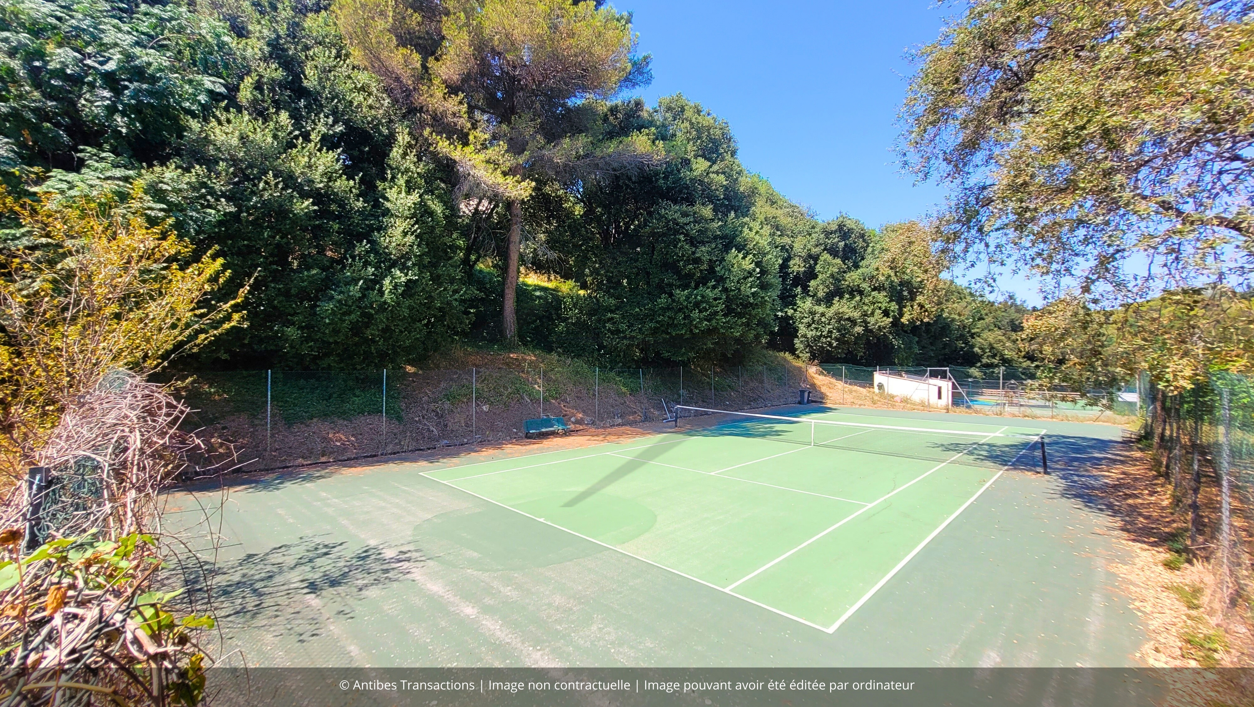 vue d'un des terrains de tennis dans la résidence
