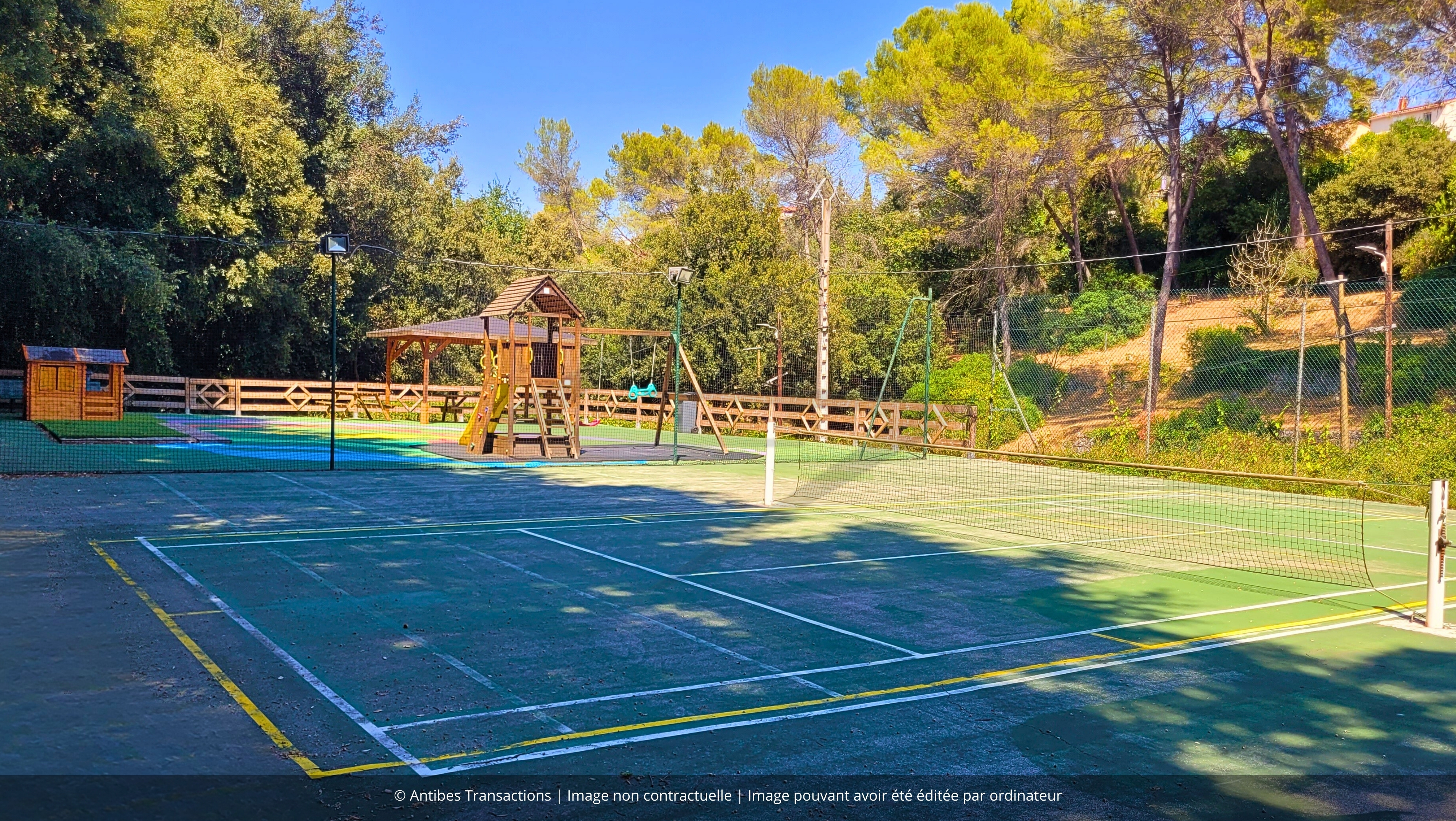 vue d'un des terrains de tennis dans la résidence