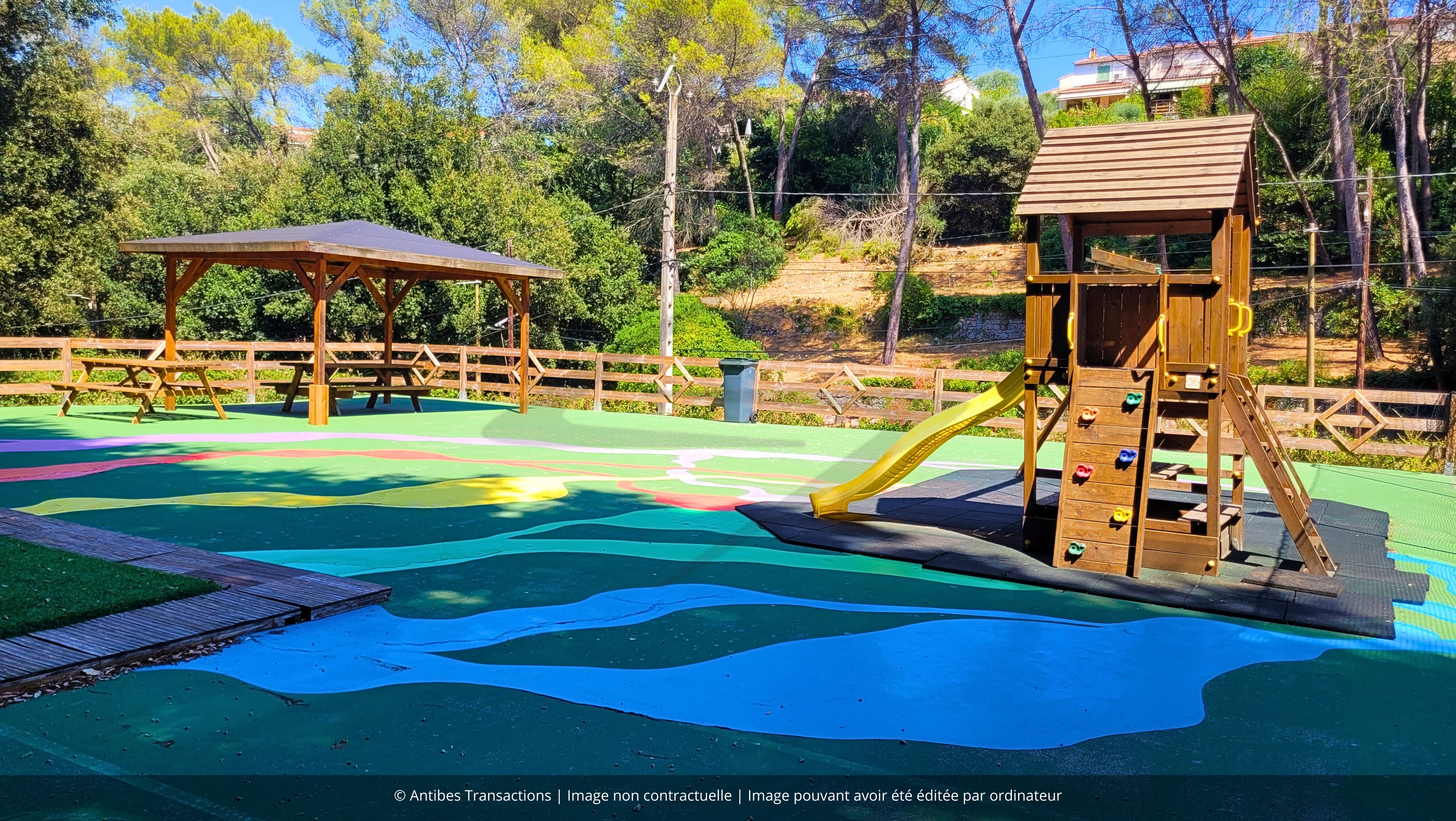 vue de l'aire de jeux pour enfants dans la résidence