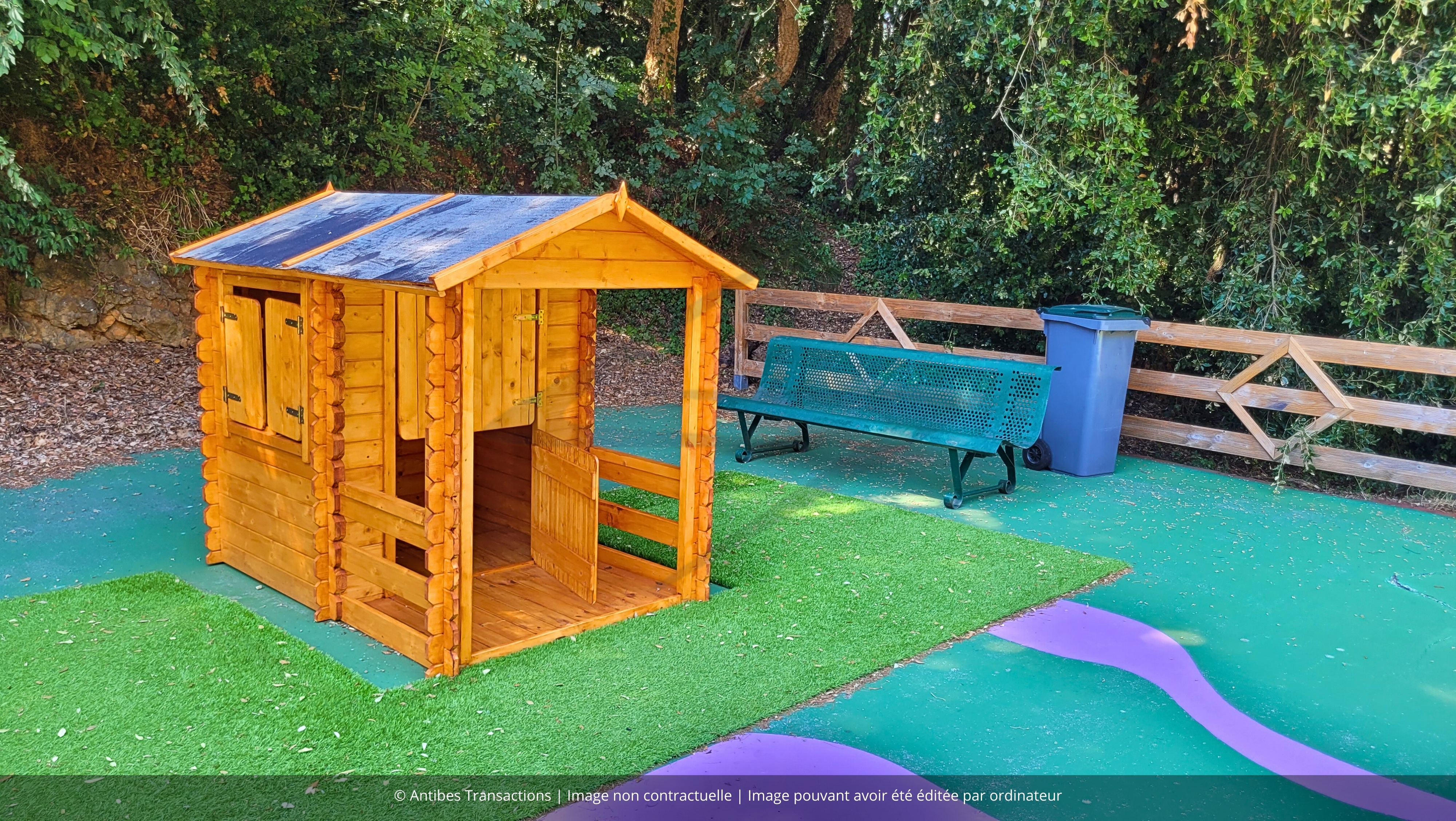 vue de l'aire de jeux pour enfants dans la résidence
