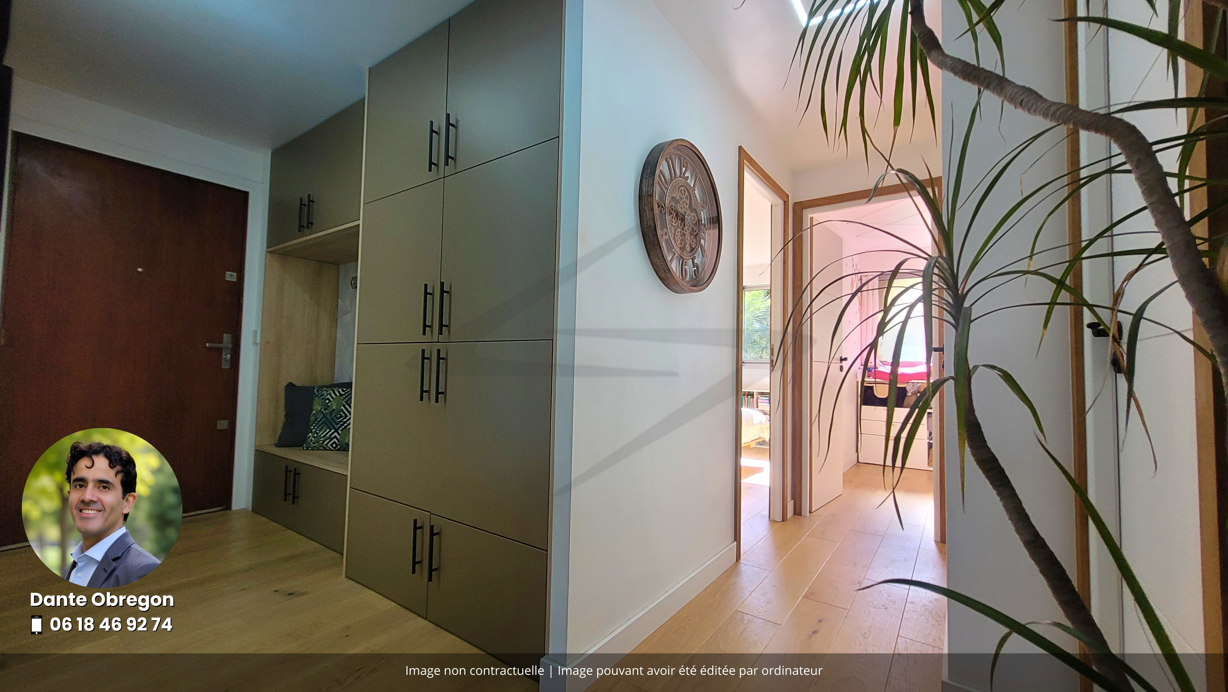 Entrée avec des rangements sur mesure et dégagement