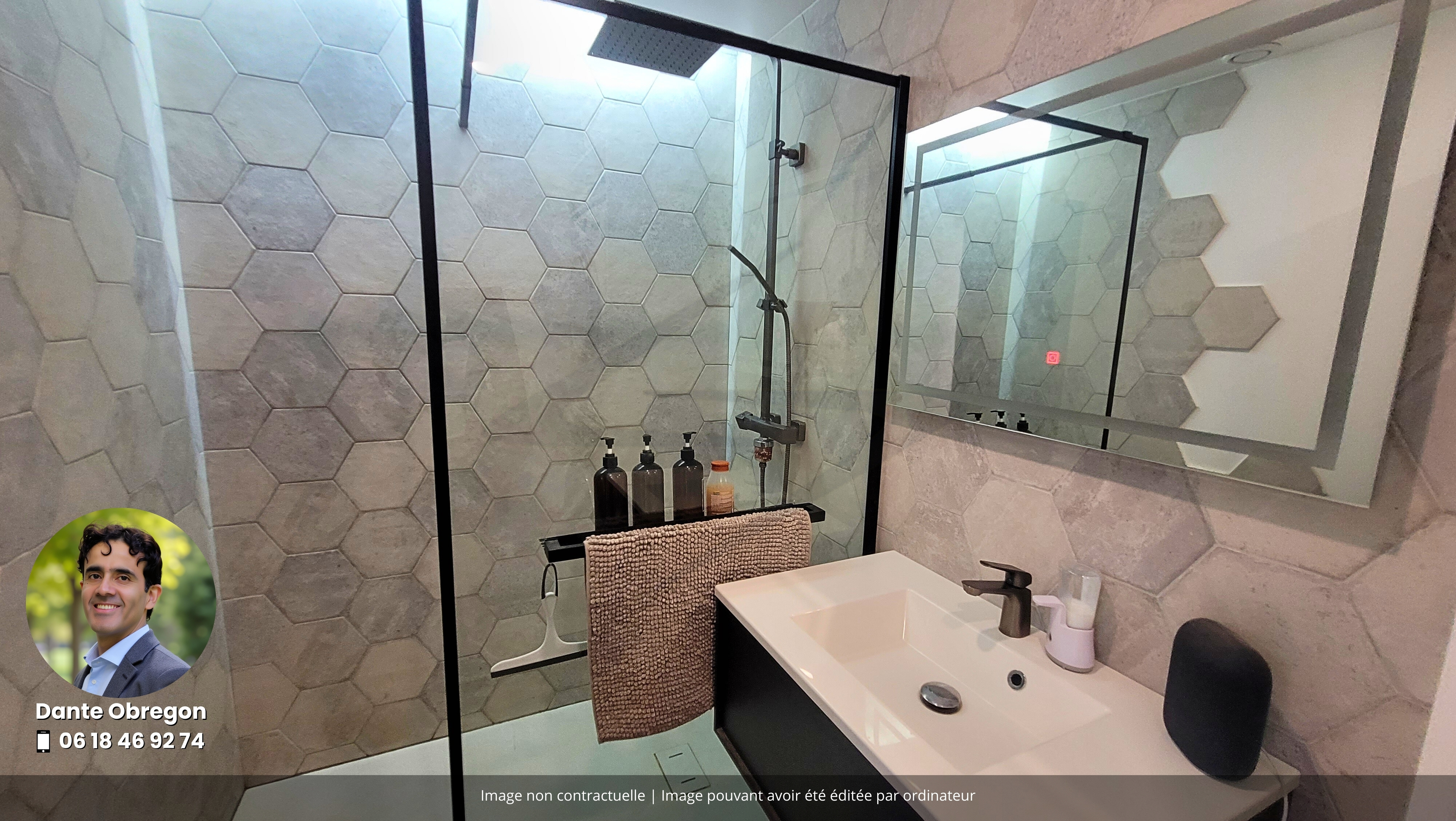 Salle de bains moderne avec douche à l'italienne