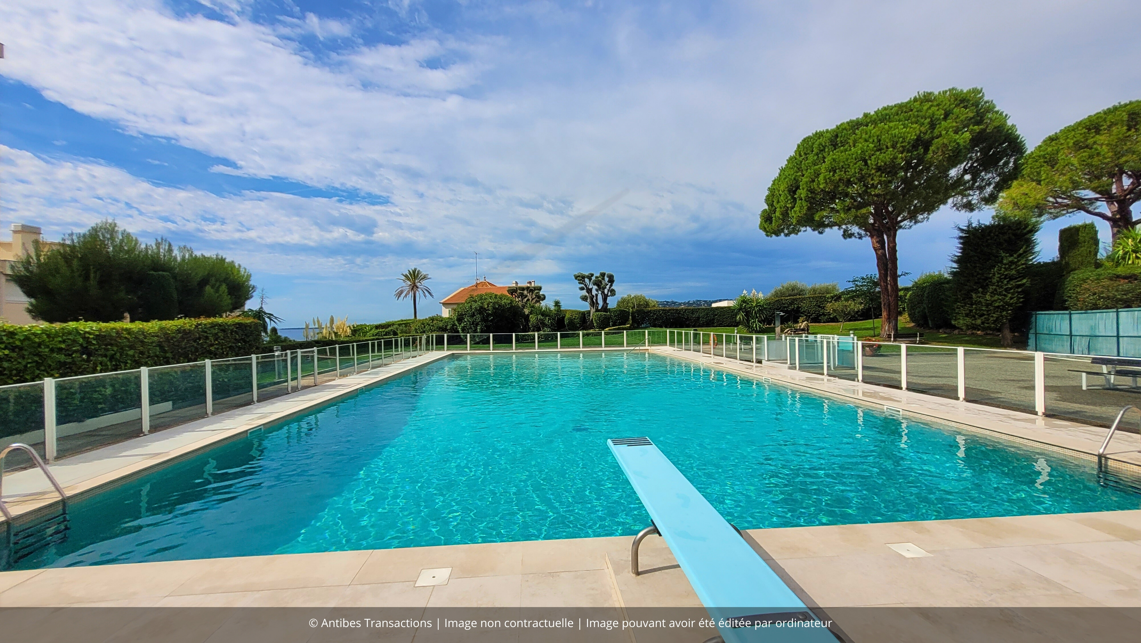 Piscine avec aperçu mer dans la résidence