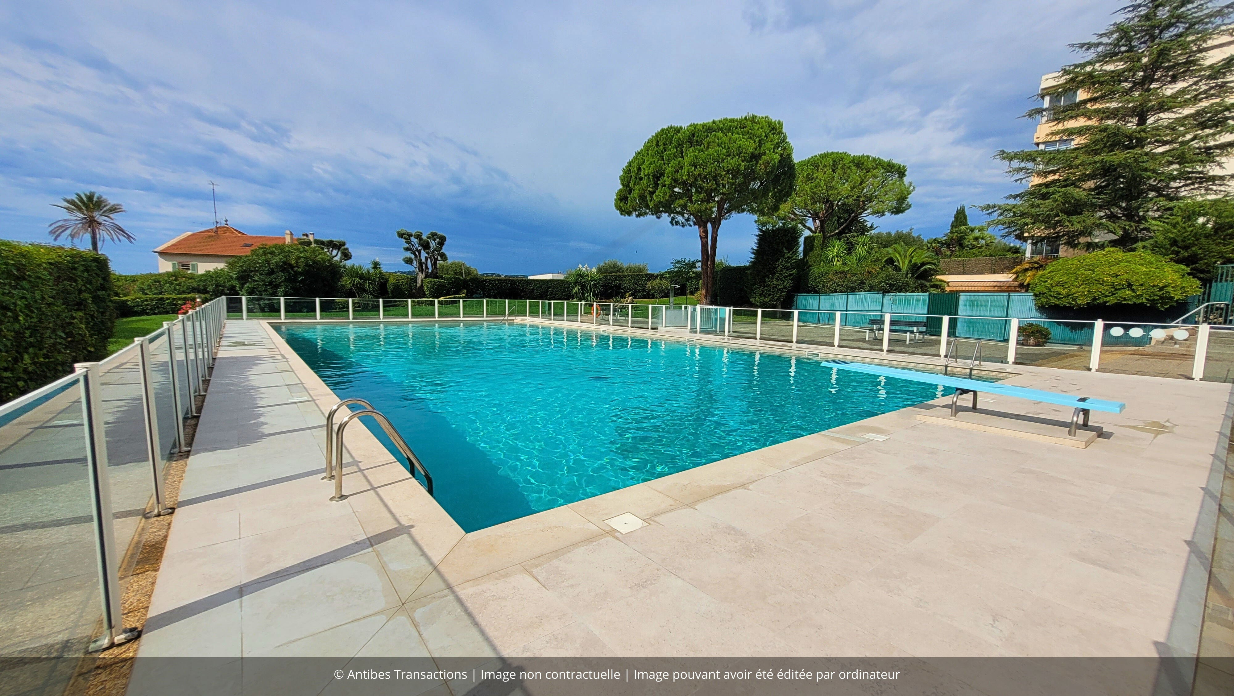 Piscine avec aperçu mer dans la résidence