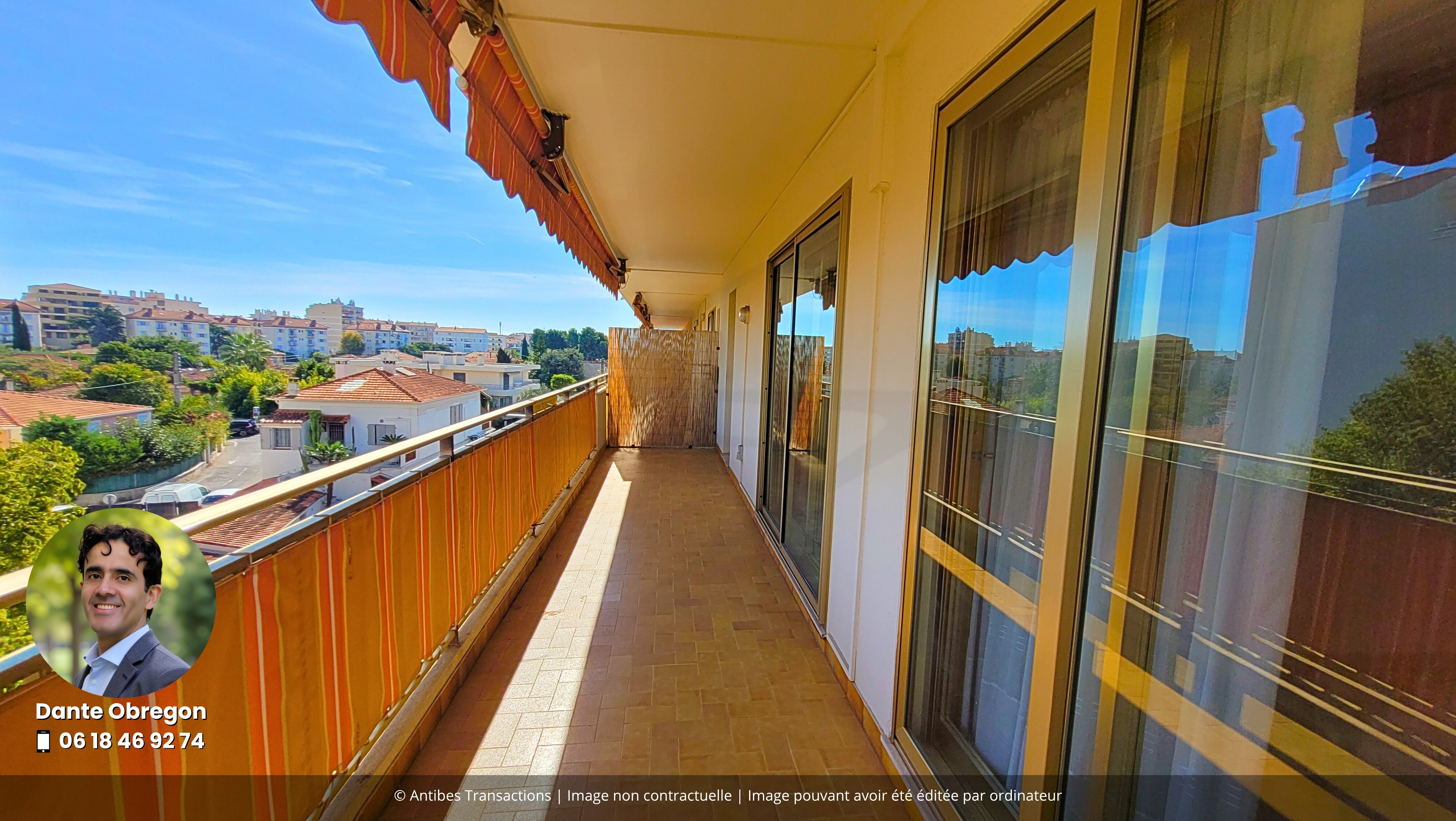 Vue du balcon desservant le séjour/salle à manger, la cuisine et une des chambres