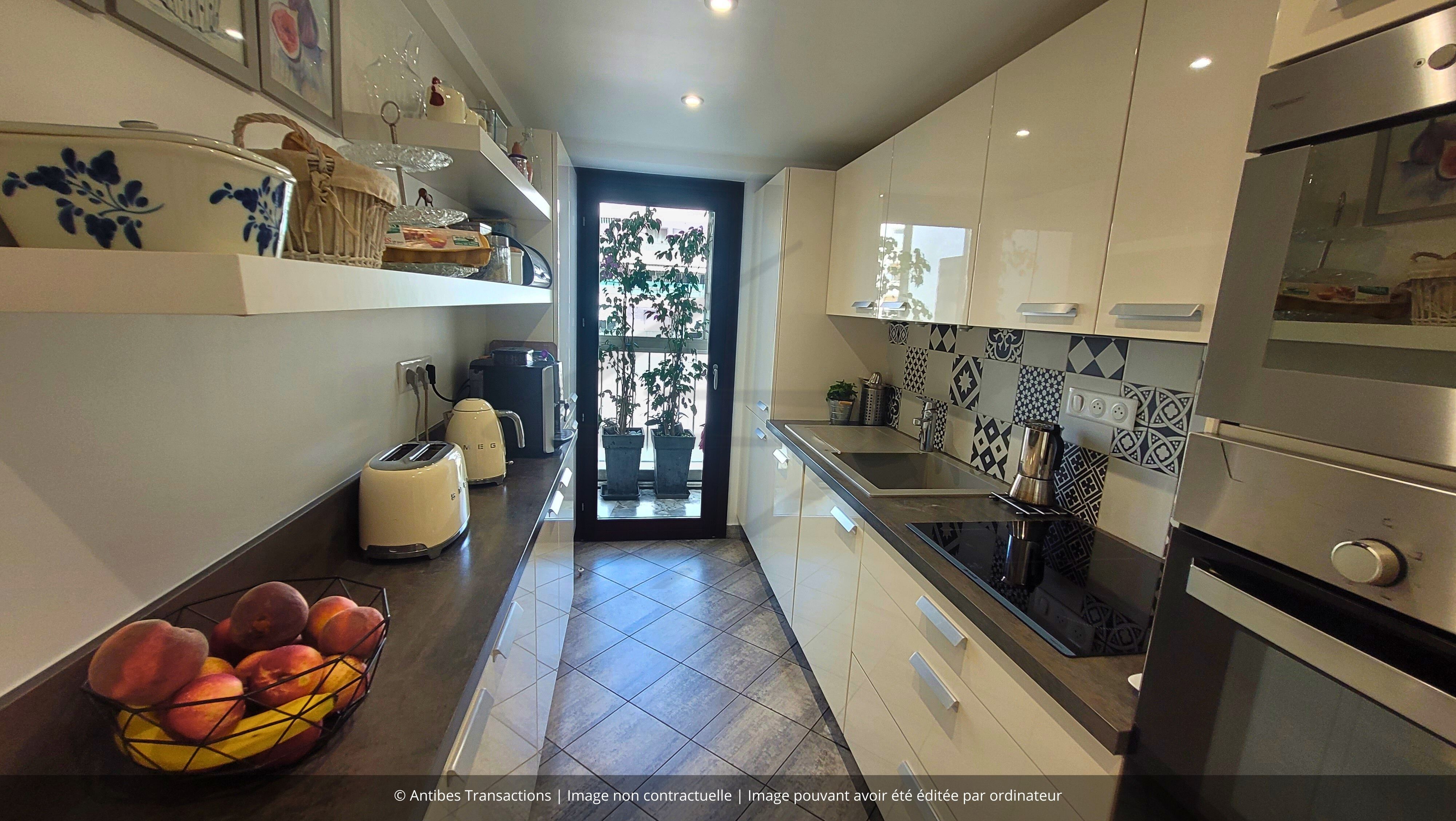 Vue de la cuisine avec accès sur la loggia fermée