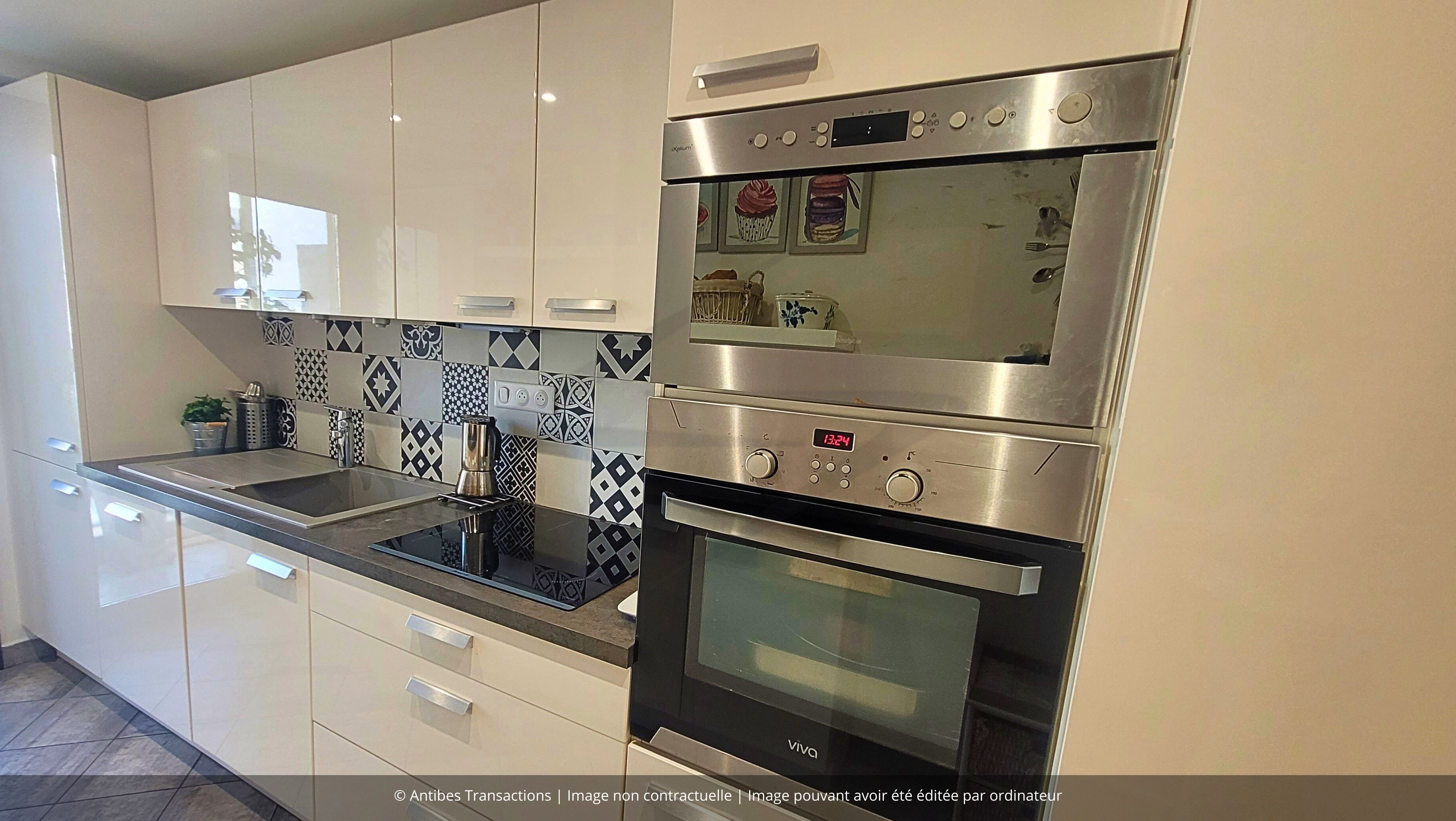 Vue de la cuisine avec accès sur la loggia fermée