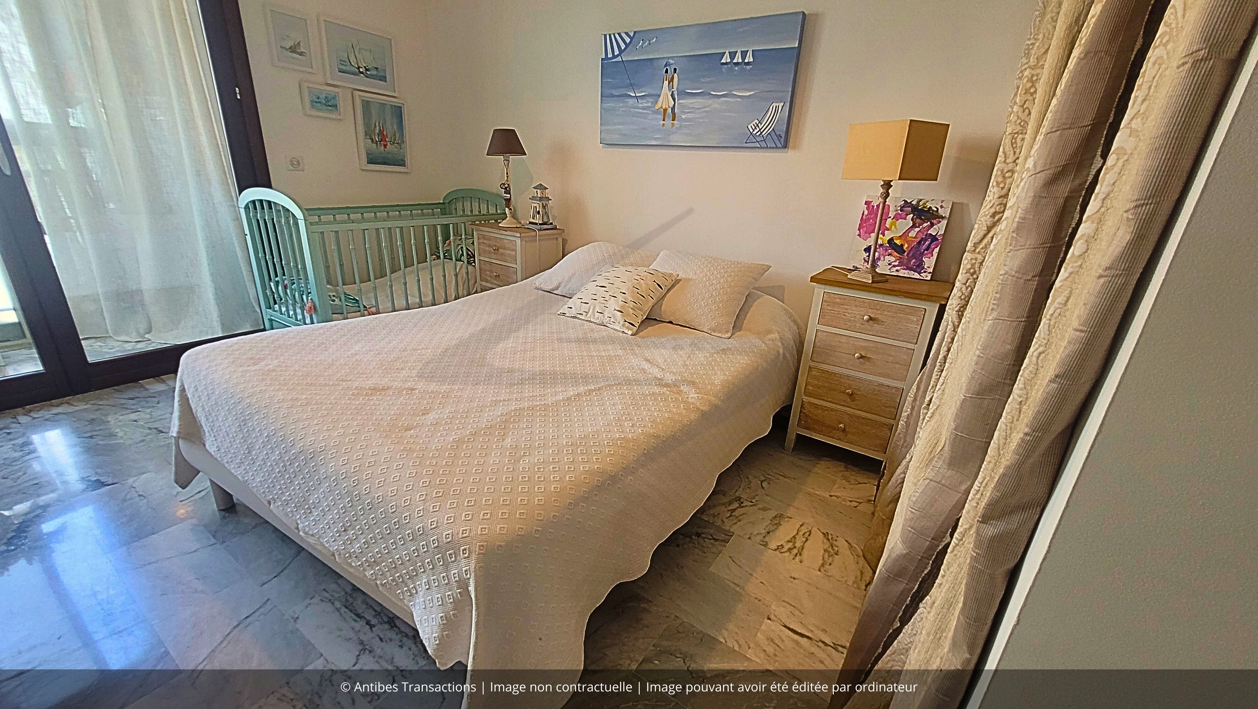 Vue d'une des chambres avec accès sur la loggia fermée