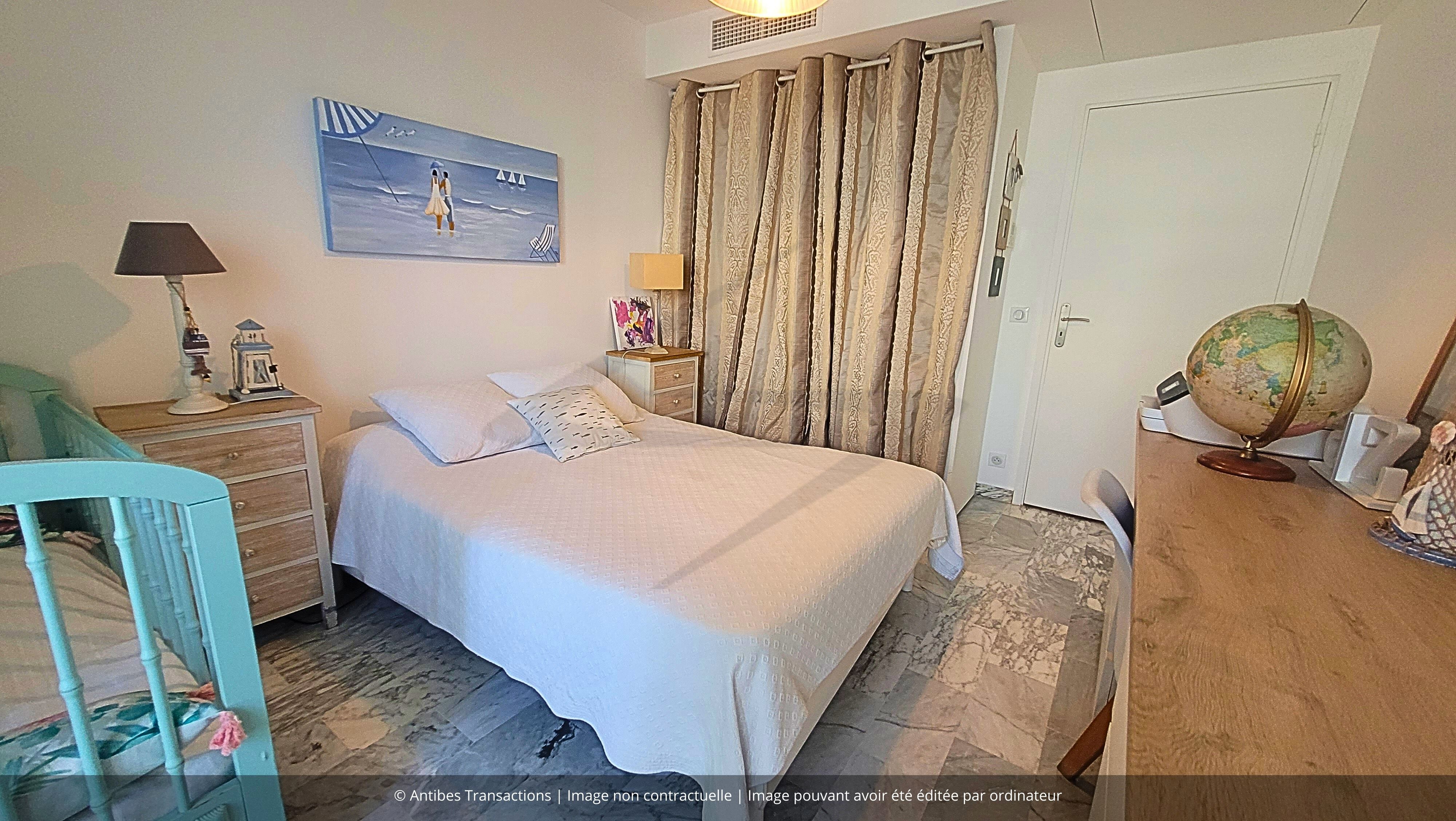 Vue d'une des chambres avec accès sur la loggia fermée