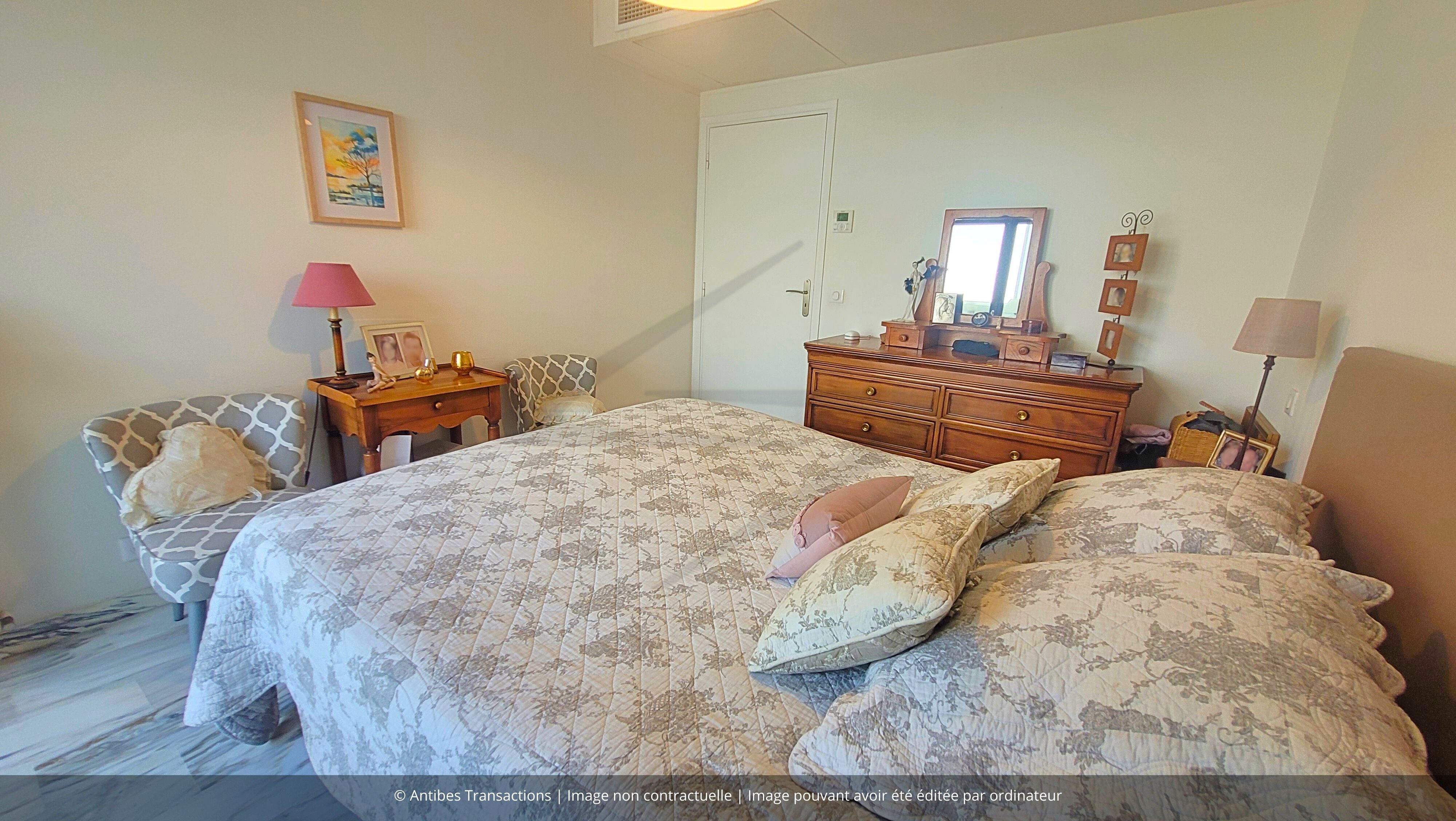 Vue d'une des chambres avec accès sur la loggia fermée