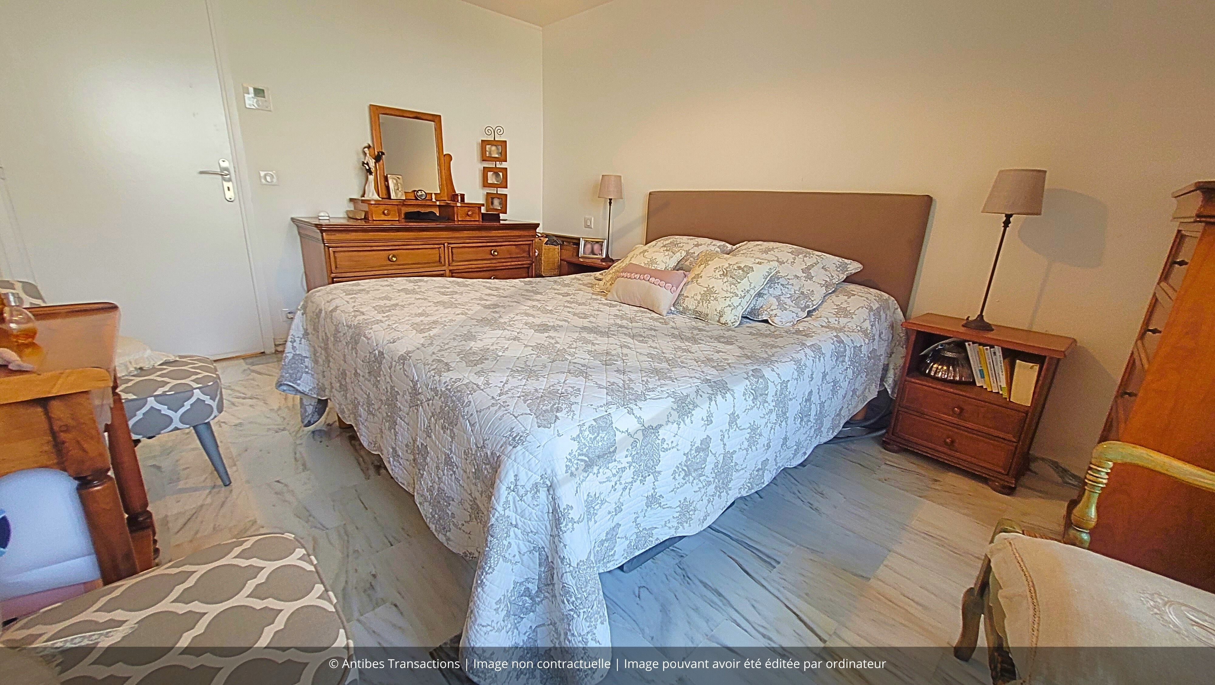 Vue d'une des chambres avec accès sur la loggia fermée