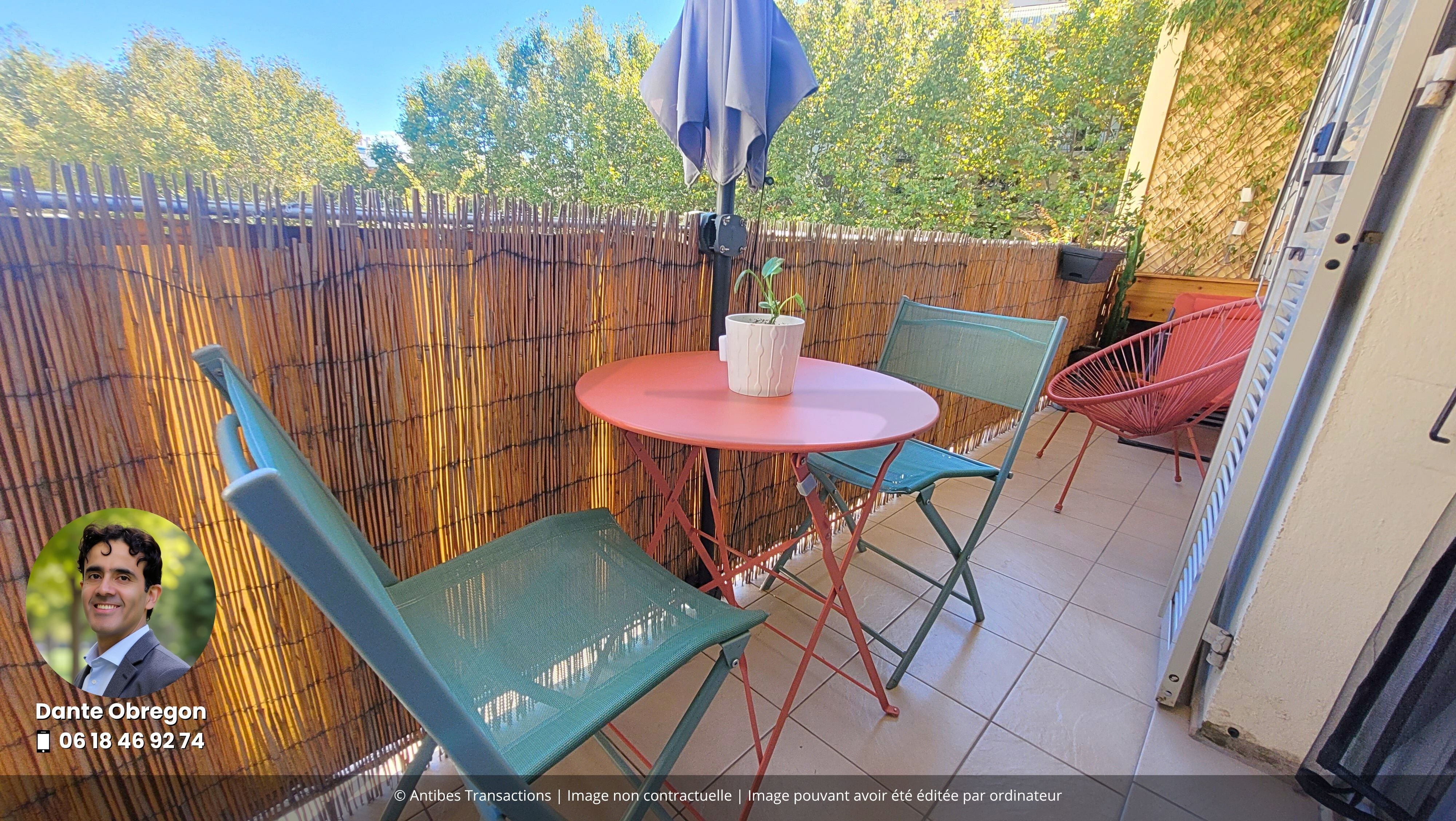 Vue du balcon desservant le séjour/salle à manger