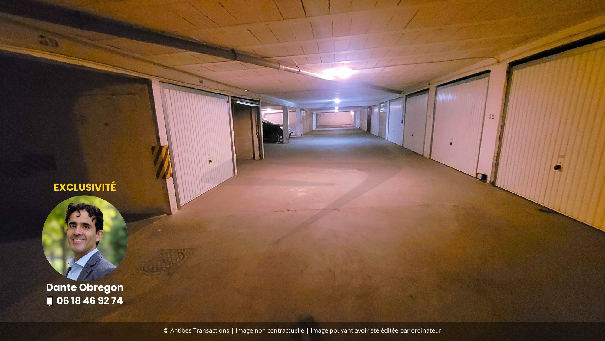 Vue du garage situé dans une résidence à proximité