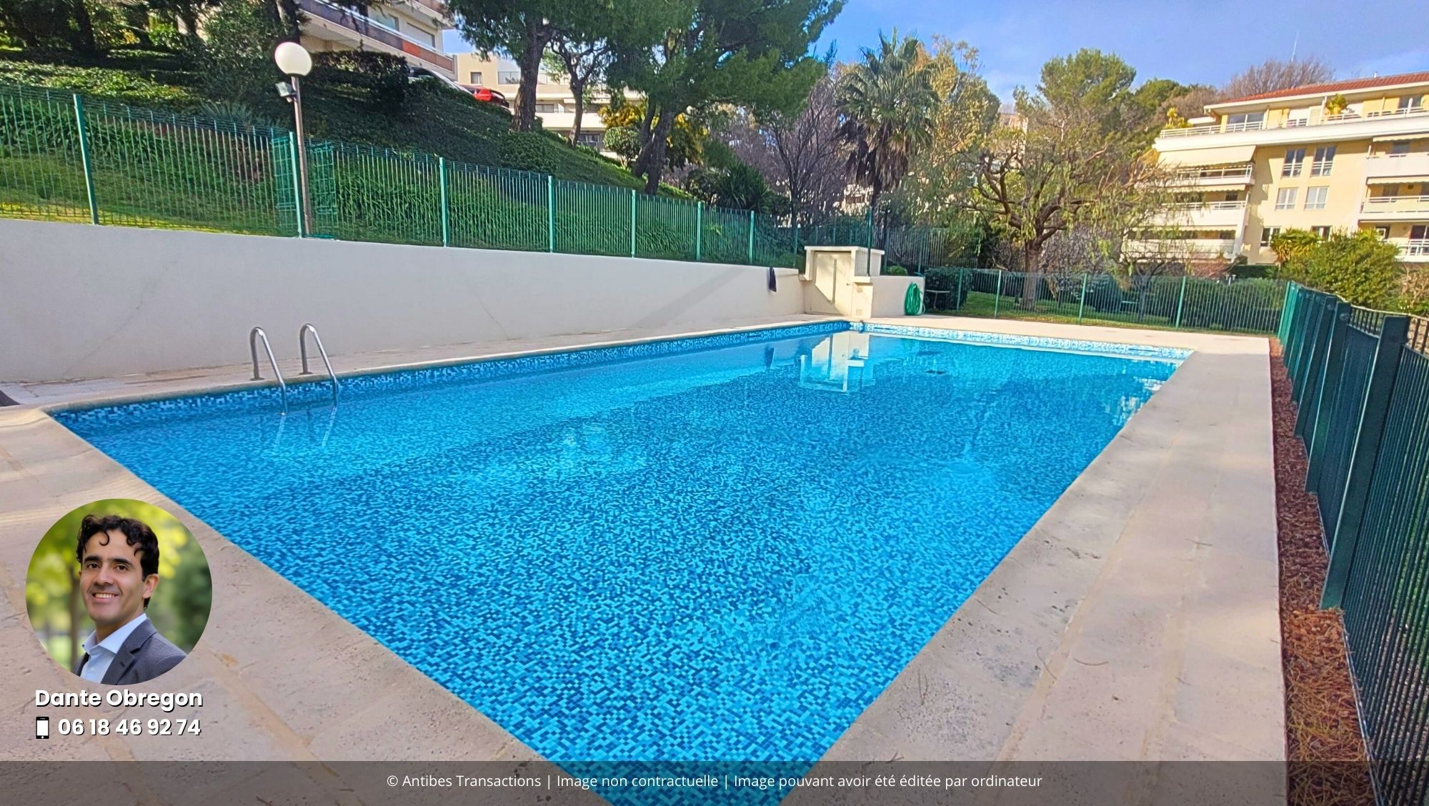 Vue de la piscine de la résidence