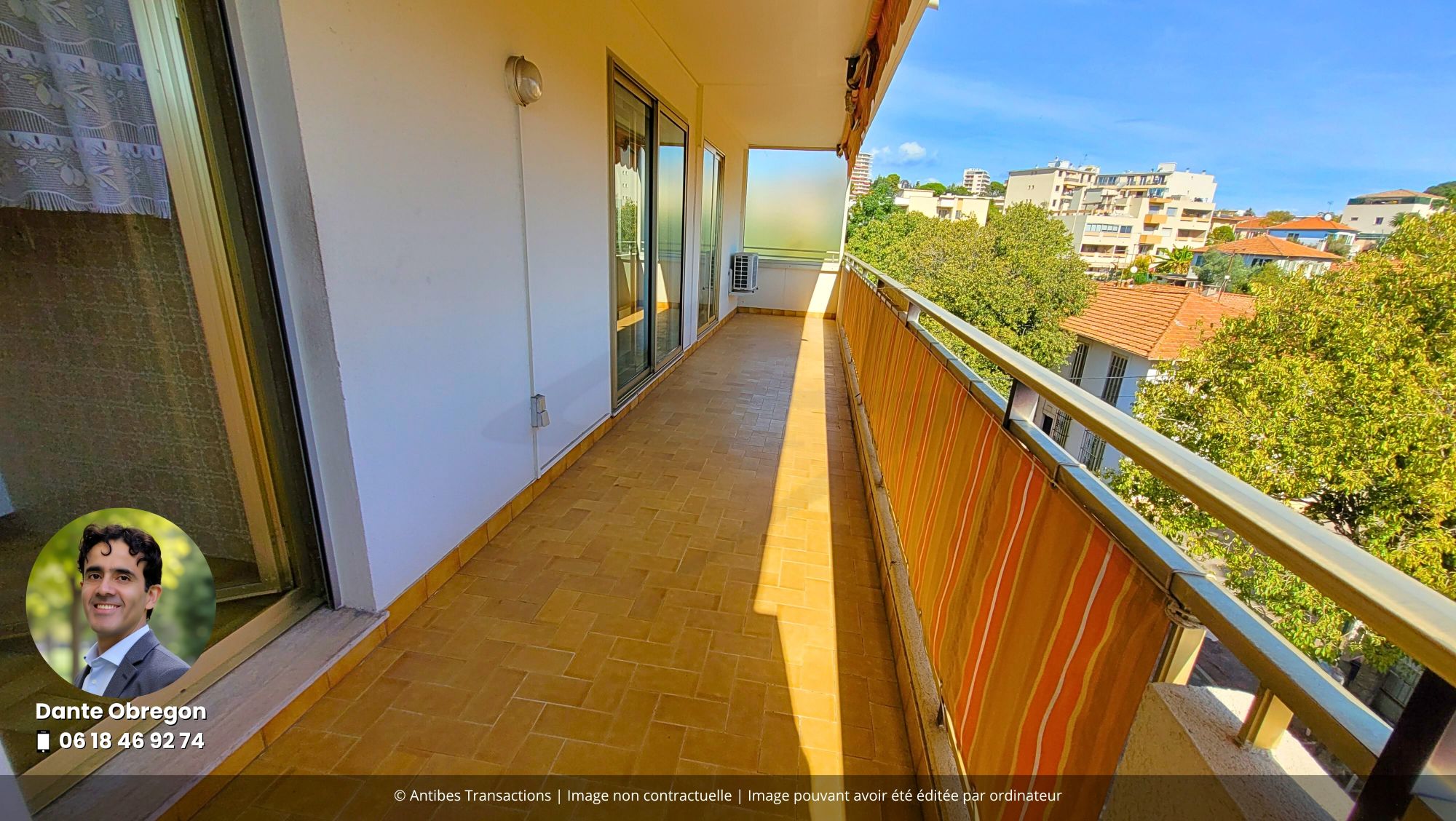 Vue du balcon desservant le séjour/salle à manger, la cuisine et une des chambres